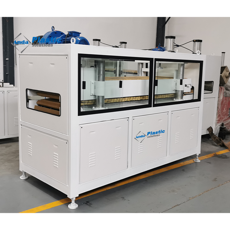 Panneaux de persiennes WPC faisant la machine